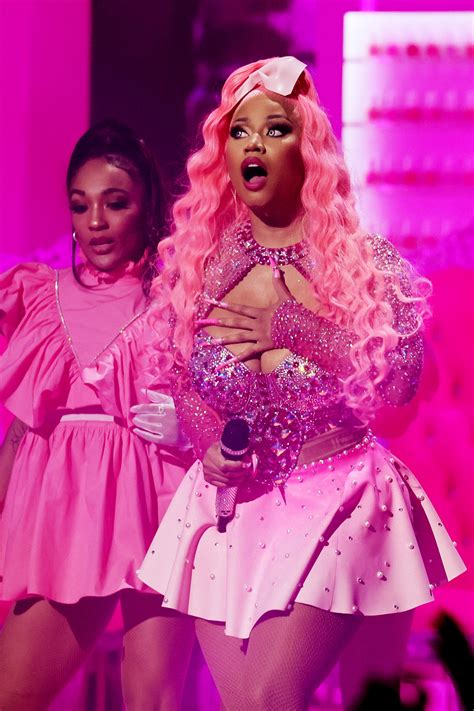 nicki minaj pink fit.